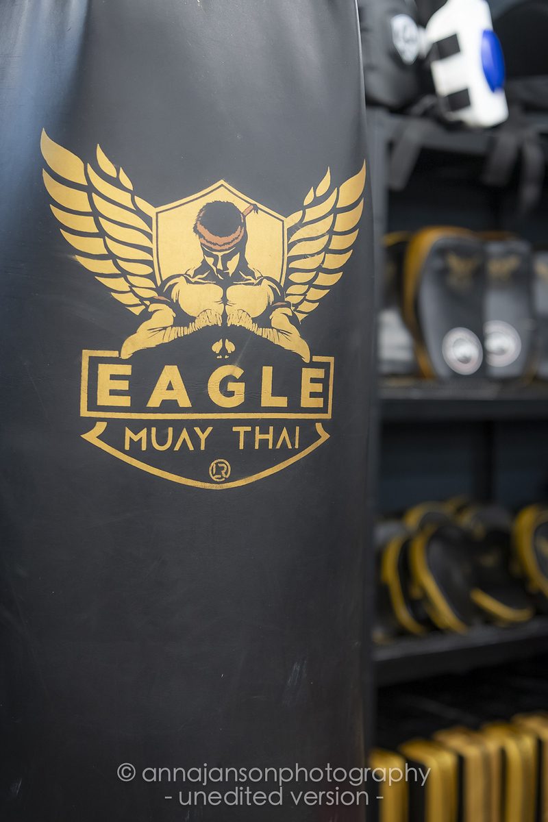 Sandsack mit dem Eagle-Muay-Thai-Wappen