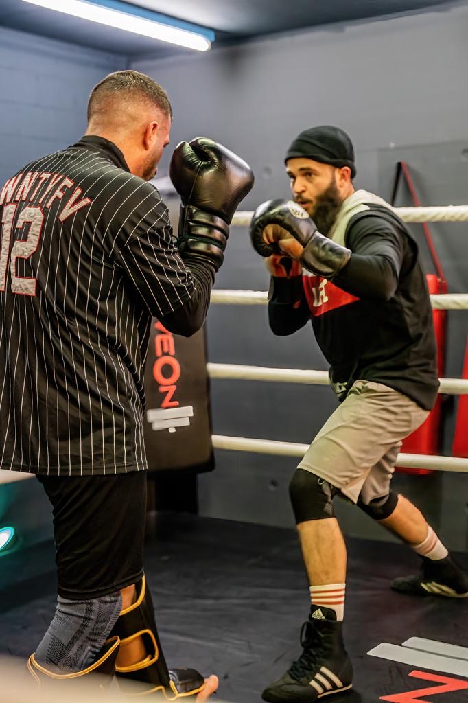 Pratzentraining im Ring bei Eagle Muay Thai